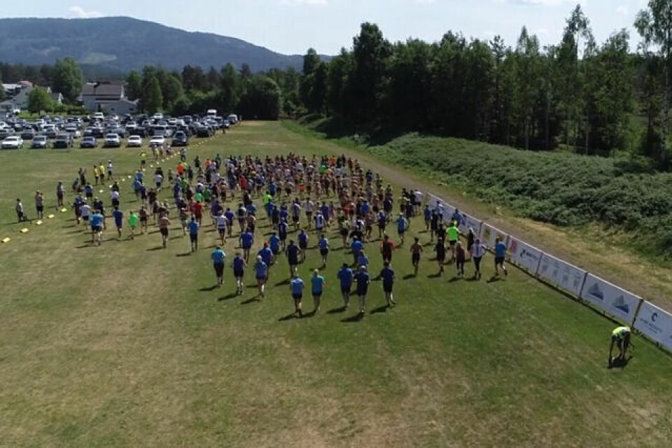 Starten av årets NM-utgave av Skuggenatten Opp filmet bakfra ved hjelp av drone. (Arrangørfoto) Starten av årets NM-utgave av Skuggenatten Opp filmet bakfra ved hjelp av drone. (Arrangørfoto)
