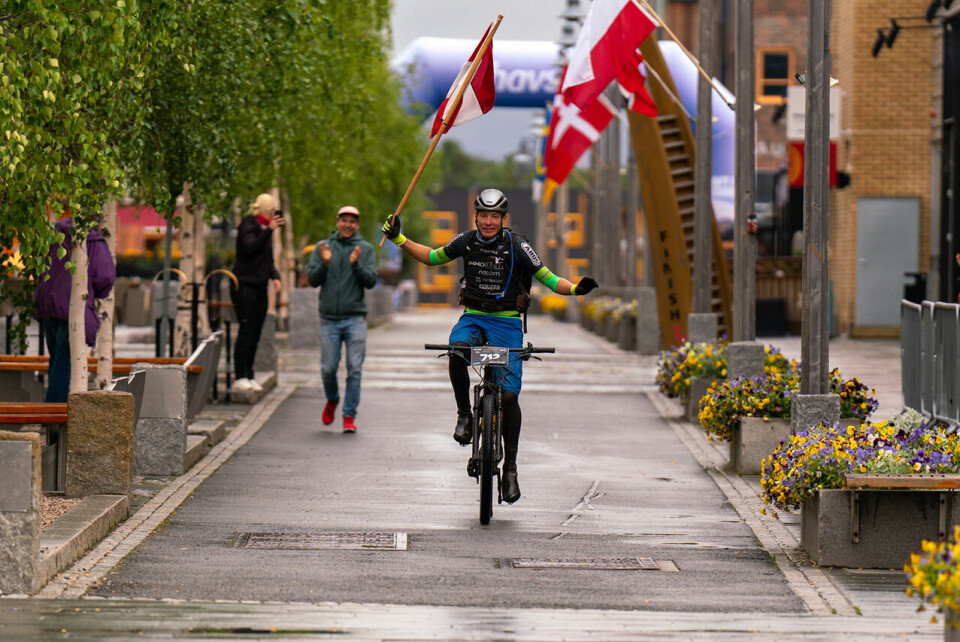 Lukas Kaufmann (28) fra Østerrike kom først til mål etter 66 beinhardetimer på sykkelsetet på vidda. (Foto: Anders Abrahamsen/Offroad Finnmark) Lukas Kaufmann (28) fra Østerrike kom først til mål etter 66 beinhardetimer på sykkelsetet på vidda. (Foto: Anders Abrahamsen/Offroad Finnmark)