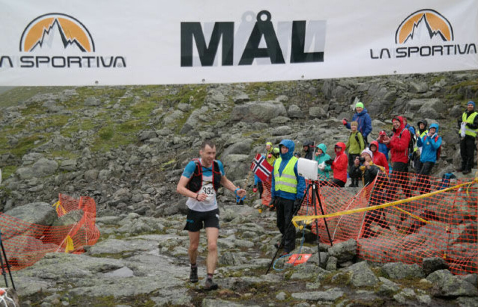 Stian Angermund-Vik, Varegg IL, kunne juble med norsk flagg i innspurten til 1. plass på på vinnartida 41.27. David Schneider, Sveits vart nr. 2 på 42.33 og 19-åringen Stian Øvergaard Aarvik, Gneist IL vart nr. 3 på 42.33. Foto: Jan Erik Sandbakk Stian Angermund-Vik, Varegg IL, kunne juble med norsk flagg i innspurten til 1. plass på på vinnartida 41.27. David Schneider, Sveits vart nr. 2 på 42.33 og 19-åringen Stian Øvergaard Aarvik, Gneist IL vart nr. 3 på 42.33. Foto: Jan Erik Sandbakk