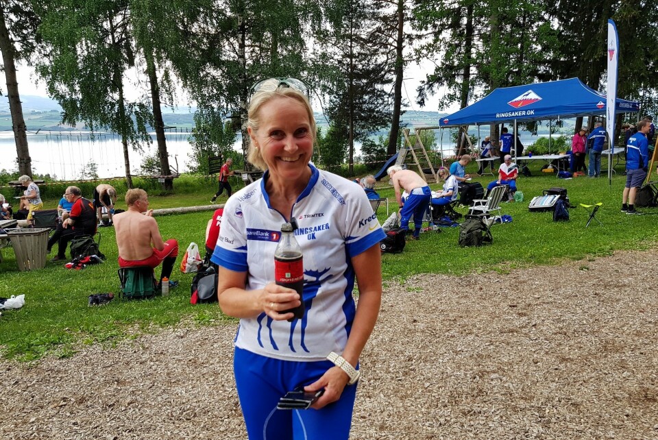 Anne Marit Bordal unner seg en kald cola etter seieren i D 4,5 km-løypa. (Foto: Stein Arne Negård) Anne Marit Bordal unner seg en kald cola etter seieren i D 4,5 km-løypa. (Foto: Stein Arne Negård)