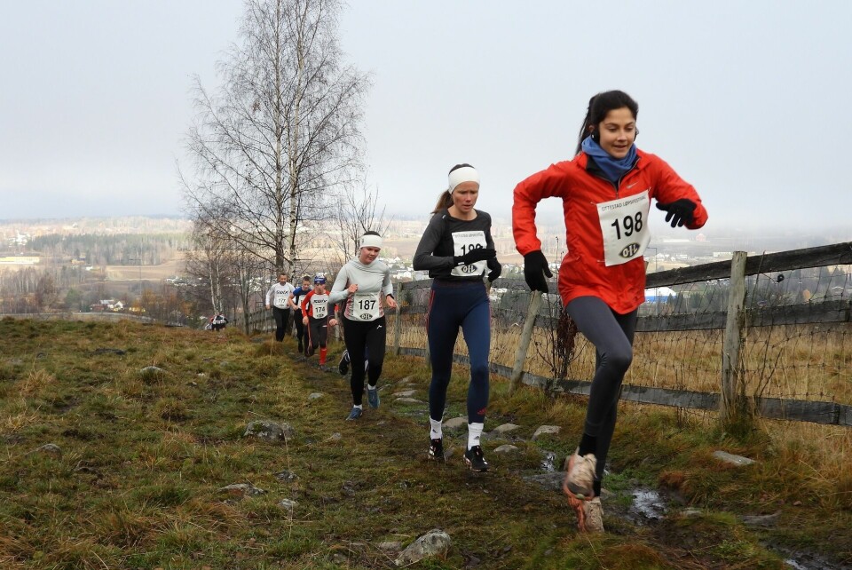Julie Larsen og Sjur Prestsæter suverene i nye Ottestad Rundt Tre beste jenter 5 km.JPG