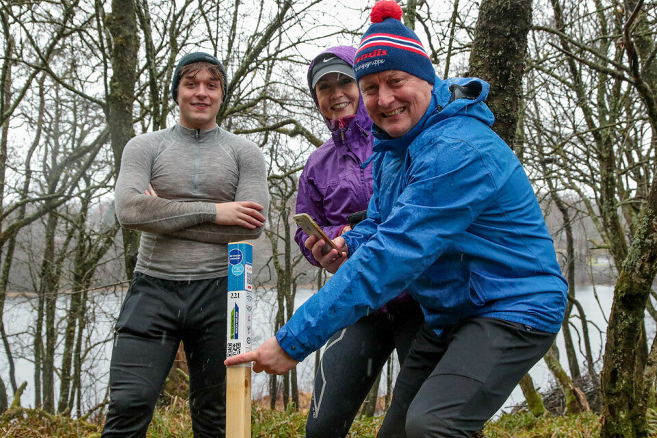 Stig Arve Vangsnes har funnet en stolpe sammen med sin søster Åse Vangsnes og hennes sønn Henrik Tyvoll. Men koden som gjør det mulig å registrere stolpen vil han ikke dele med Kondis-leserne. (Alle foto: Arne Dag Myking) Stig Arve Vangsnes har funnet en stolpe sammen med sin søster Åse Vangsnes og hennes sønn Henrik Tyvoll. Men koden som gjør det mulig å registrere stolpen vil han ikke dele med Kondis-leserne. (Alle foto: Arne Dag Myking)