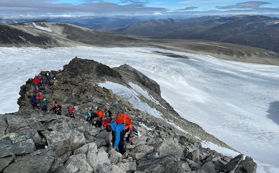 Galdhøpiggen: Tidligere rusmisbrukere guidet svaksynte og blinde på den krevende turen opp til toppen av Norges høyeste fjell. (Foto: Halvor Mykleby) Galdhøpiggen: Tidligere rusmisbrukere guidet svaksynte og blinde på den krevende turen opp til toppen av Norges høyeste fjell. (Foto: Halvor Mykleby)