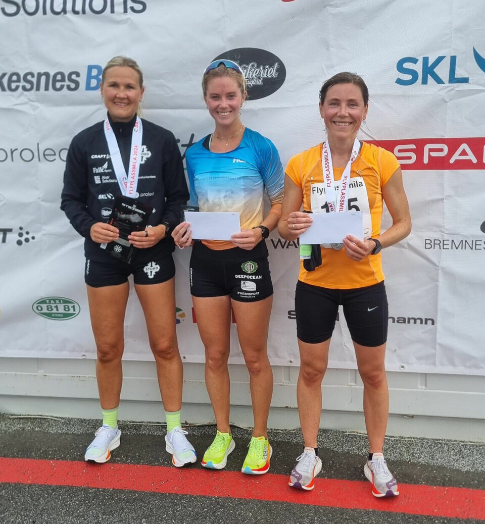 Dommersnes og Gjendem vant Flyplassmila i tåka på Stord 10km-premiepall-kvinner.jpg