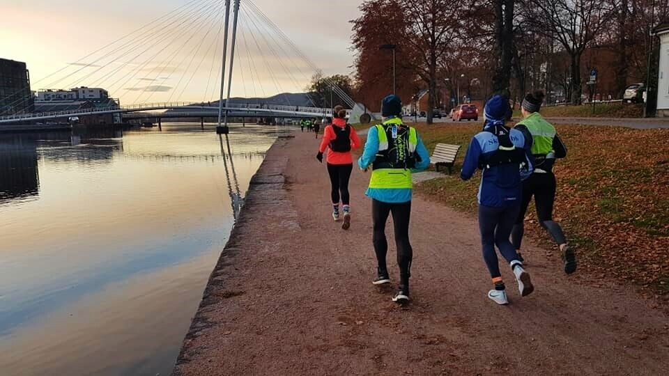 32 løp Löplabbets Allehelgensultra fra Drammen til Sandvika Etter_start_ved_Ypsilonbroen_fotoHelgeR.jpg