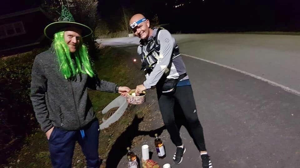 32 løp Löplabbets Allehelgensultra fra Drammen til Sandvika Knask_marshmallows_og_drikke_HelgeR-foto.jpg