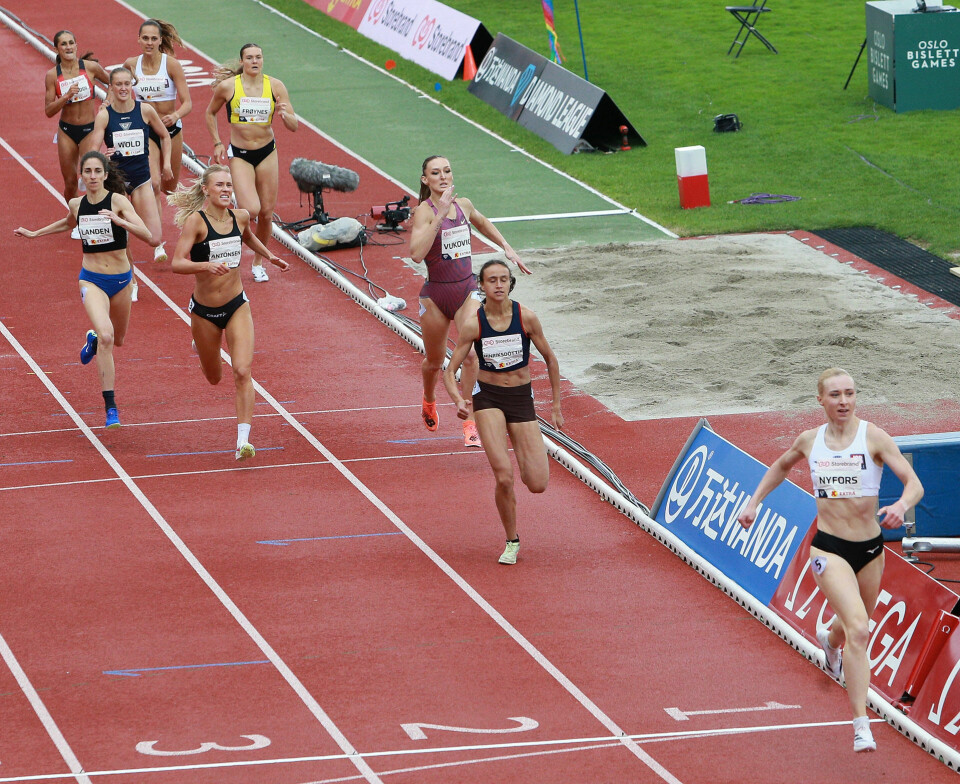 Malin Nyfors perset på Bislett og vant den nasjonale 800-meteren (oppdatert) 800m_nasjonal_damer_maalpassering_AZ3T7327.jpg