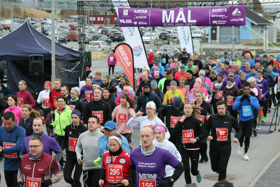 Fra starten på Flyplassløpet i fjor. (Foto: Tom Roger Johansen) Fra starten på Flyplassløpet i fjor. (Foto: Tom Roger Johansen)