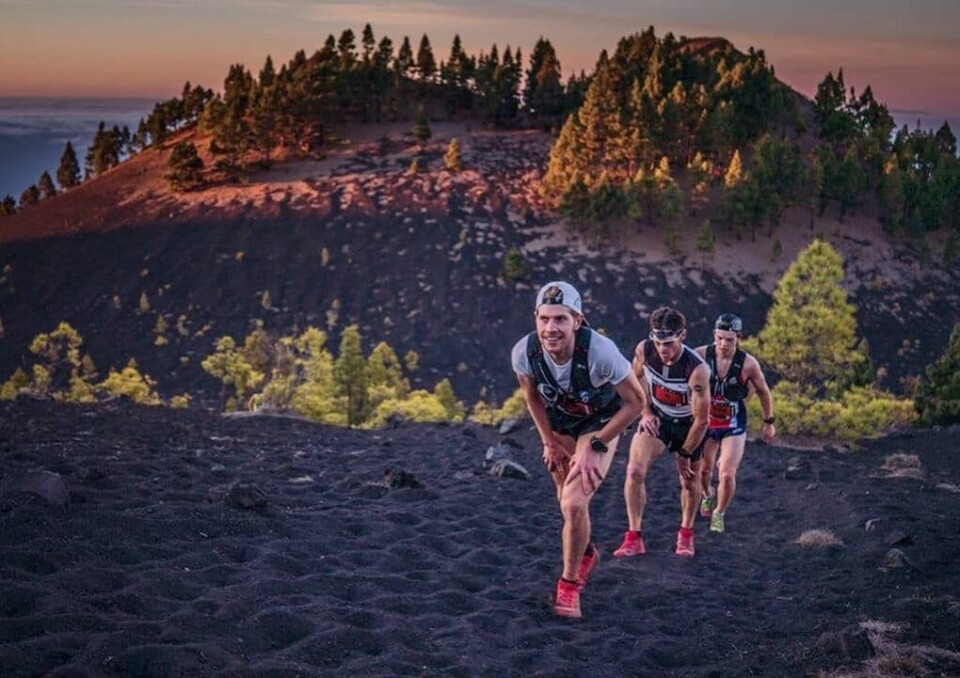 Hans Kristian Smedsrød, Max King og Jonas Hesthaug i en tøff motbakke underveis. King er tidligere verdensmester både i fjellultra og 100 km. (Foto: @irunfar) Hans Kristian Smedsrød, Max King og Jonas Hesthaug i en tøff motbakke underveis. King er tidligere verdensmester både i fjellultra og 100 km. (Foto: @irunfar)