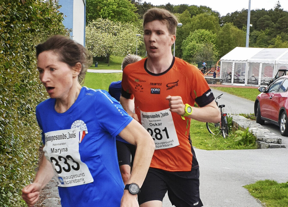 Maryna Novik tok en klar seier i kvinneklassen. Her har hun følge av Oskar Pedersen som ble nummer sju av mennene. (Foto: Inger Johanne Klokset) Maryna Novik tok en klar seier i kvinneklassen. Her har hun følge av Oskar Pedersen som ble nummer sju av mennene. (Foto: Inger Johanne Klokset)