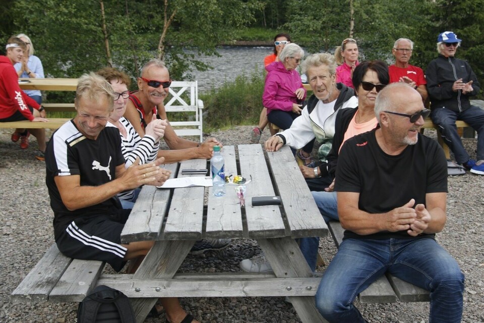 Geir Øvegård (til v.) og Jan Erik Bakken m. fl. morer seg ette rå ha deltatt i et tidlgere løp i Moren-regi. (Foto: Rolf Bakken)