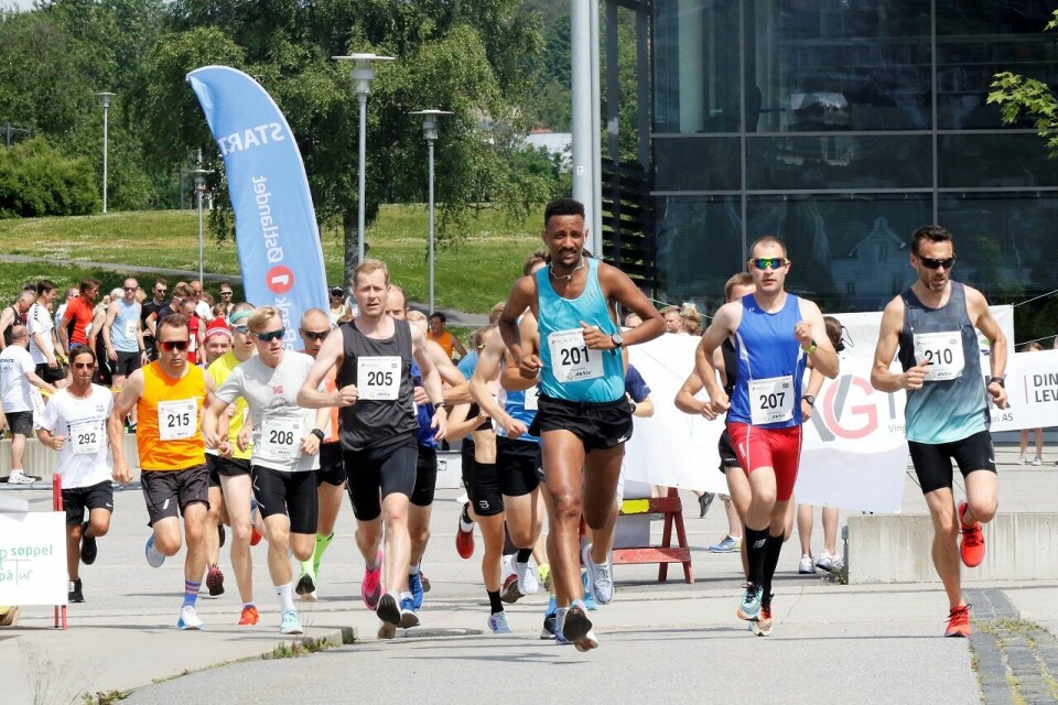Starten for de 25 best seedede på fjorårets10 km da Tjalves Seany Fissehatsion (201) satte ny løyperekord med 30:40. (Foto: Trond Hansen) Starten for de 25 best seedede på fjorårets10 km da Tjalves Seany Fissehatsion (201) satte ny løyperekord med 30:40. (Foto: Trond Hansen)