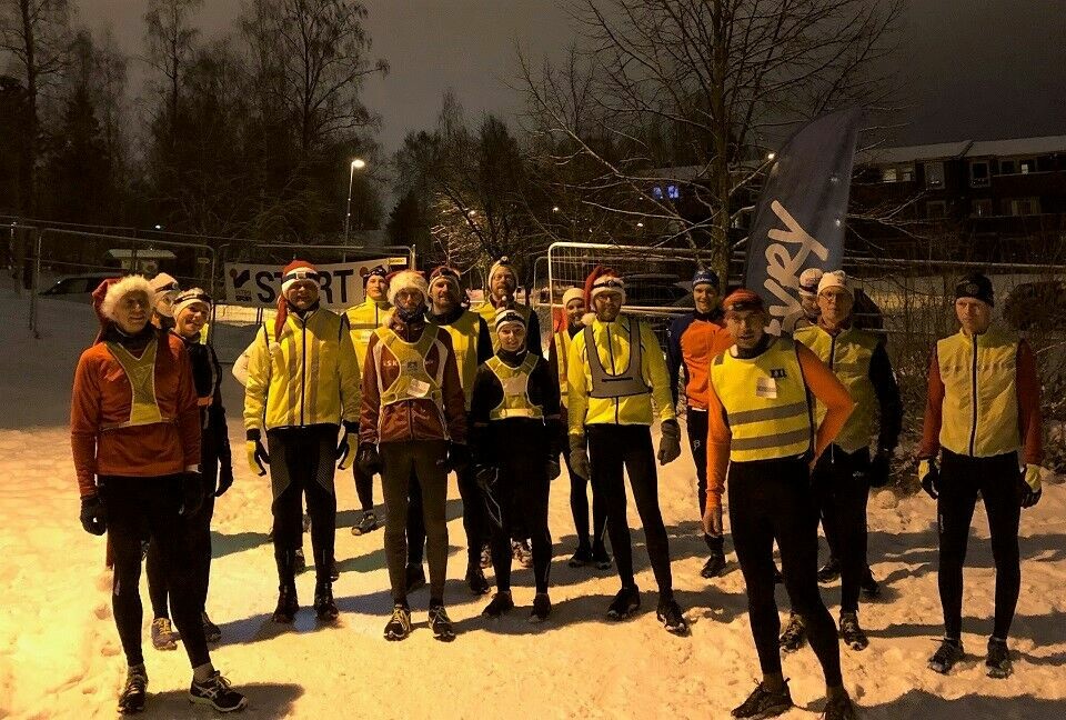 18 aktive løpere med og uten nisselue var på plass da på Gå-Joggens juleløp ble nisset av gårde fra Prestrudhallen. (Foto: Esther Innselset) 18 aktive løpere med og uten nisselue var på plass da på Gå-Joggens juleløp ble nisset av gårde fra Prestrudhallen. (Foto: Esther Innselset)