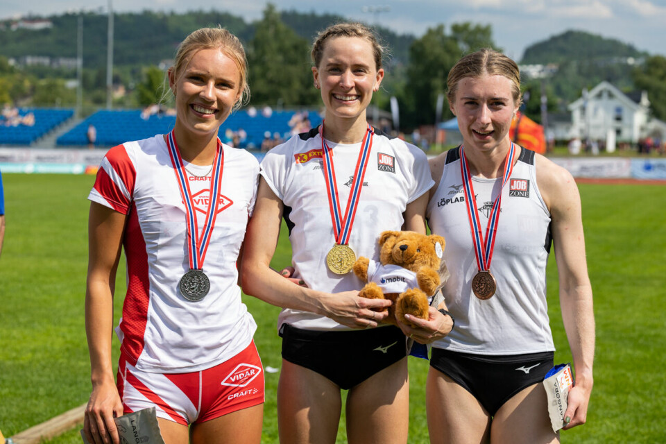 Hedda Hynne sikret seg NM-tittelen på 800-meter med minst mulig krefter Ved seierspallen 8U3A0206.jpg