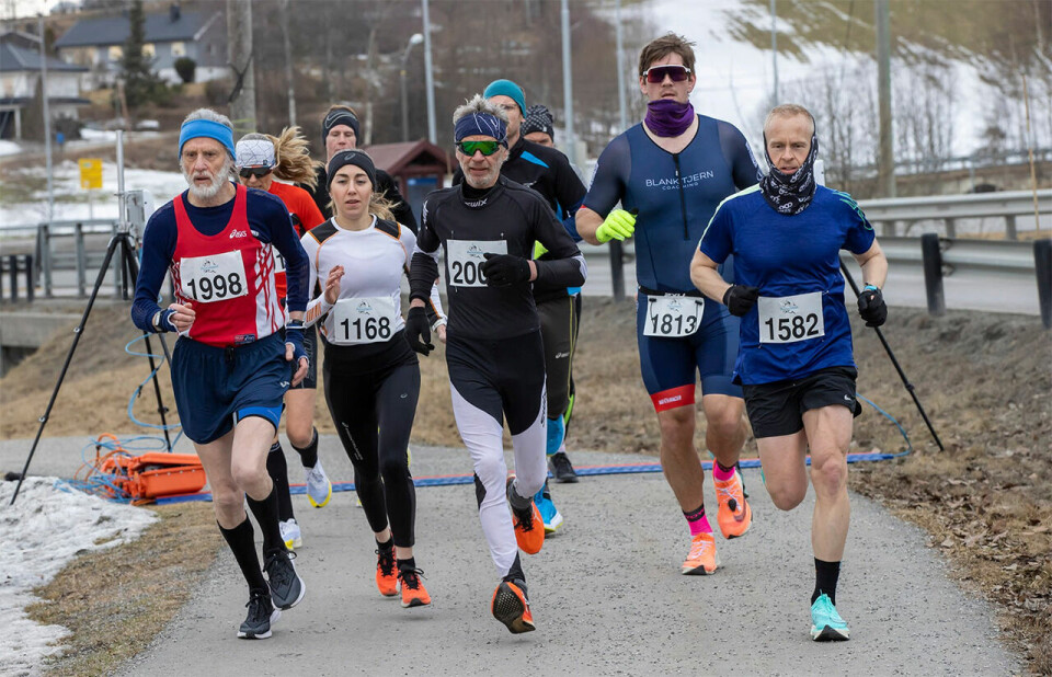 Det var fellesstart for 5 og 10 km-løperne. Noen skulle løpe knappe to og noen knappe fire runder i den temmelig flate løypa på drøye 2,6 km. (Foto: Bjørn Hytjanstorp) Det var fellesstart for 5 og 10 km-løperne. Noen skulle løpe knappe to og noen knappe fire runder i den temmelig flate løypa på drøye 2,6 km. (Foto: Bjørn Hytjanstorp)