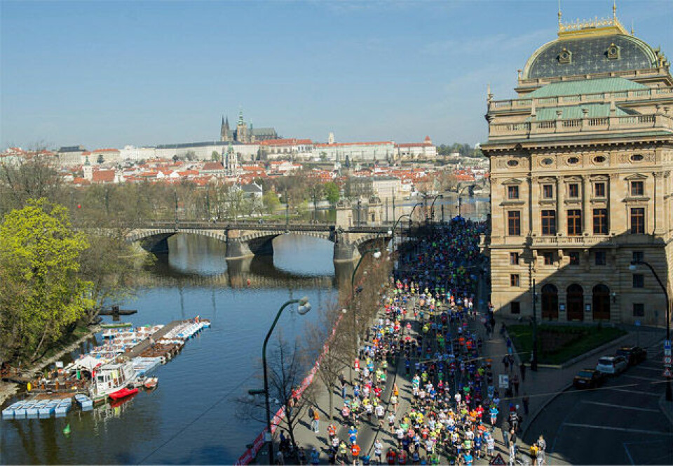 Joyciline Jepkosgei satte fire verdensrekorder i Praha Praha_Halvmaraton.jpg