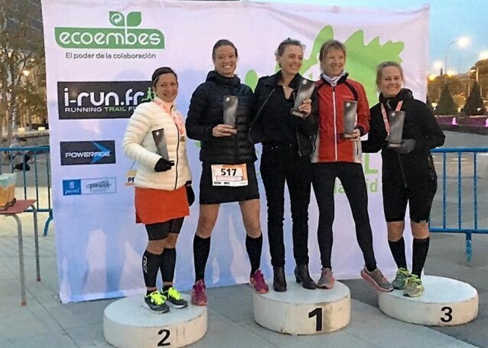 Seierspodiet for 50 km med Marit Karlsen i sentrum. Kjersti Kjeldås som tok 3. plassen til høyre for Marit. (Foto: Privat) Seierspodiet for 50 km med Marit Karlsen i sentrum. Kjersti Kjeldås som tok 3. plassen til høyre for Marit. (Foto: Privat)