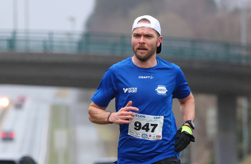 Artikkelforfatter Tor-Aanen Kallekleiv har hatt en sterk vintersesong, og her ser vi han løpe inn til seier på 10 km i Vinterkarusellen i Bergen. (Foto: Arne Dag Myking) Tor-Aanen Kallekleiv