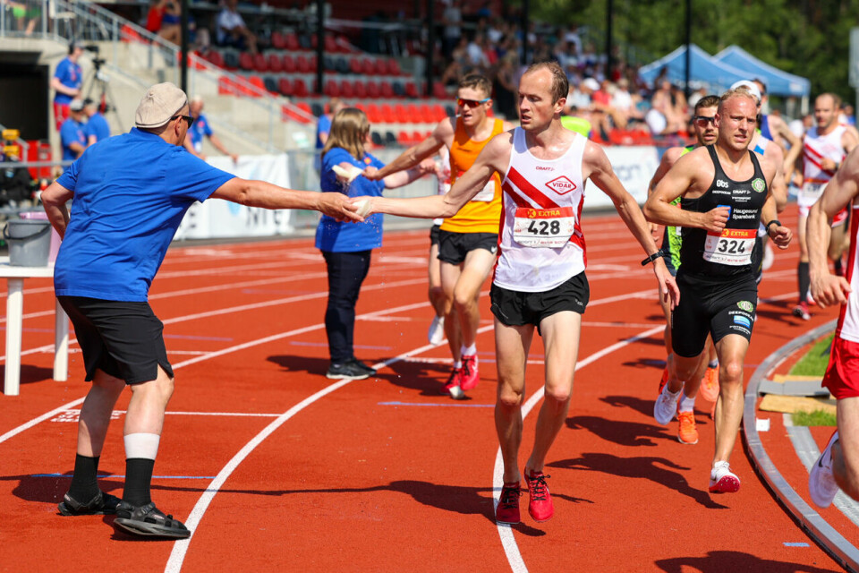 Tore Akerlie raskeste mann i B-heatet på 10.000 meter 10k svamp nedkjøling 8U3A7843.jpg