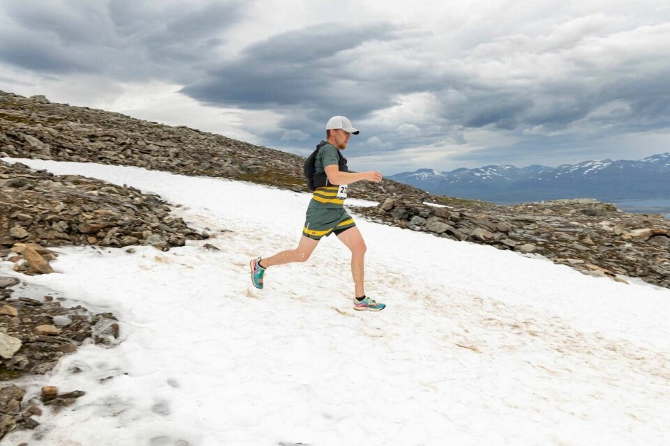 248 løp Tromsø Mountain Ultra, Erland Eldrup og Thea Hanssen vant 50K Full_fart_på_snø (1280x853).jpg