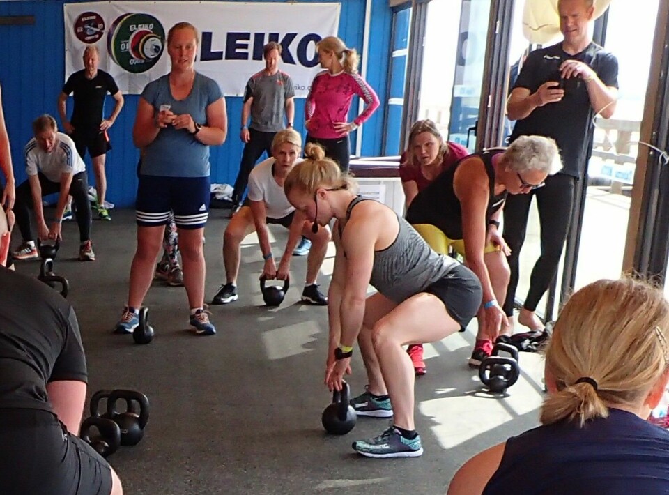 Powertrening er en kombinasjon av styrke- og hurtighetstrening for hele kroppen. Her fra en treningsøkt med kettlebells under en Kondistur til Portugal med Springtime i 2019. (Foto: Marianne Røhme) kettlebell-trening