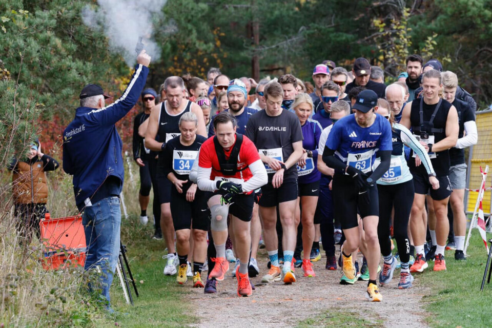 Starten går for trimklassen som løp 10 kilometer. (Foto: Ida Christin Foss) Starten går for trimklassen som løp 10 kilometer. (Foto: Ida Christin Foss)