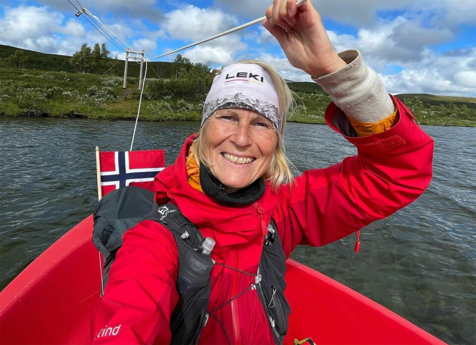 Mona Kjeldsberg løper på sti fra Nordkapp til Lindesnes. Her får hun et artig avbrekk med selvbetjent Mona Kjeldsberg løper på sti fra Nordkapp til Lindesnes. Her får hun et artig avbrekk med selvbetjent