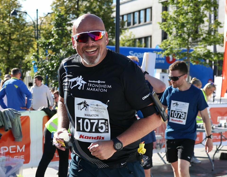 Trener Hilde Johansen mener det er viktig med balanse i hverdagen F.v: Kai Hartman og Kenneth Fagerheim på drikkestasjonen under maraton under Trondheim Maraton 2022