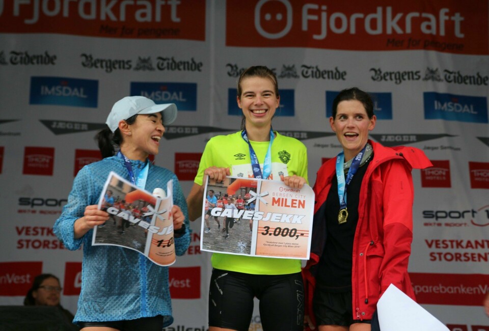 718 løp Bergen City Milen i regnvær og vind - gode tider av triatletene Premiepall kvinner.jpg