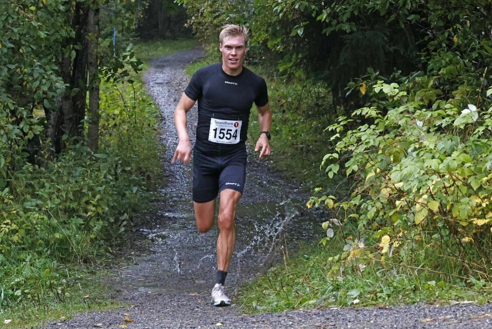 Den eminente langrennsløperen Martin Løwstrøm Nyenget var debutant i Sørdalskarusellen, og ble en klar vinner av Olympiaparkløpet, 23 sekunder foran Mads Buhaug. Den eminente langrennsløperen Martin Løwstrøm Nyenget var debutant i Sørdalskarusellen, og ble en klar vinner av Olympiaparkløpet, 23 sekunder foran Mads Buhaug.