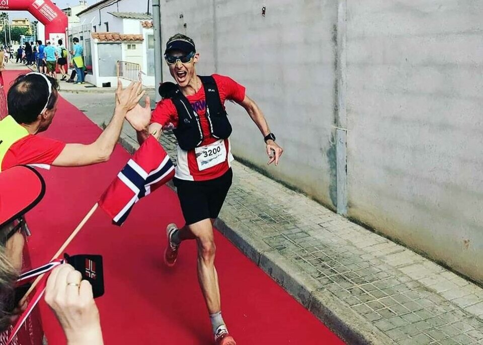 En veldig godt fornøyd løper på den røde løperen mot mål. (Privat foto). En veldig godt fornøyd løper på den røde løperen mot mål. (Privat foto).