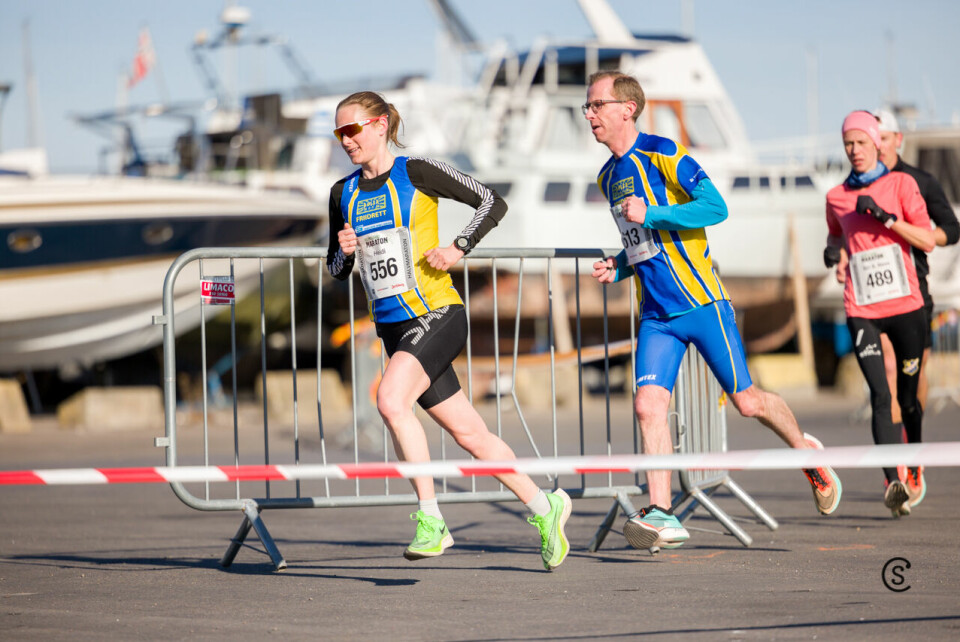 Halvmaratonvinner Heidi Pharo i fint driv langs bryggene i Holmestrand. Klubbkompis fra Bøler IF Friidrett Øyvind Mehus Sjursen har hengt seg i rygg. (Alle foto: Sylvain Cavatz) Halvmaratonvinner Heidi Pharo i fint driv langs bryggene i Holmestrand. Klubbkompis fra Bøler IF Friidrett Øyvind Mehus Sjursen har hengt seg i rygg. (Alle foto: Sylvain Cavatz)
