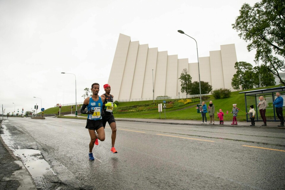 Ny folkefest i øsende regn under Midnight Sun Marathon Maraton Menn 1 og 2.jpg