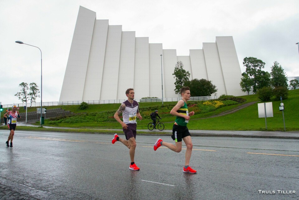 Ny folkefest i øsende regn under Midnight Sun Marathon Maraton Menn 3 og 4.jpg