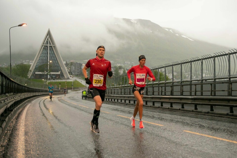 Ny folkefest i øsende regn under Midnight Sun Marathon Maraton Kvinner 1.jpg