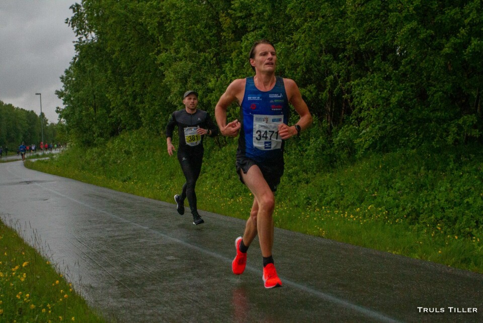 Ny folkefest i øsende regn under Midnight Sun Marathon HM Menn 1.jpg