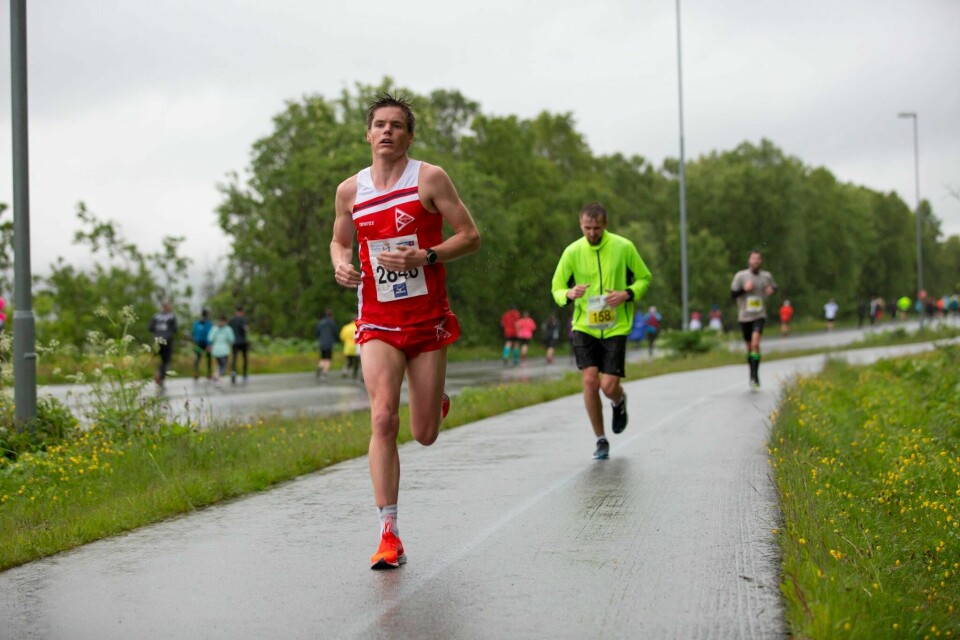 Ny folkefest i øsende regn under Midnight Sun Marathon HM Menn nr 3.jpg