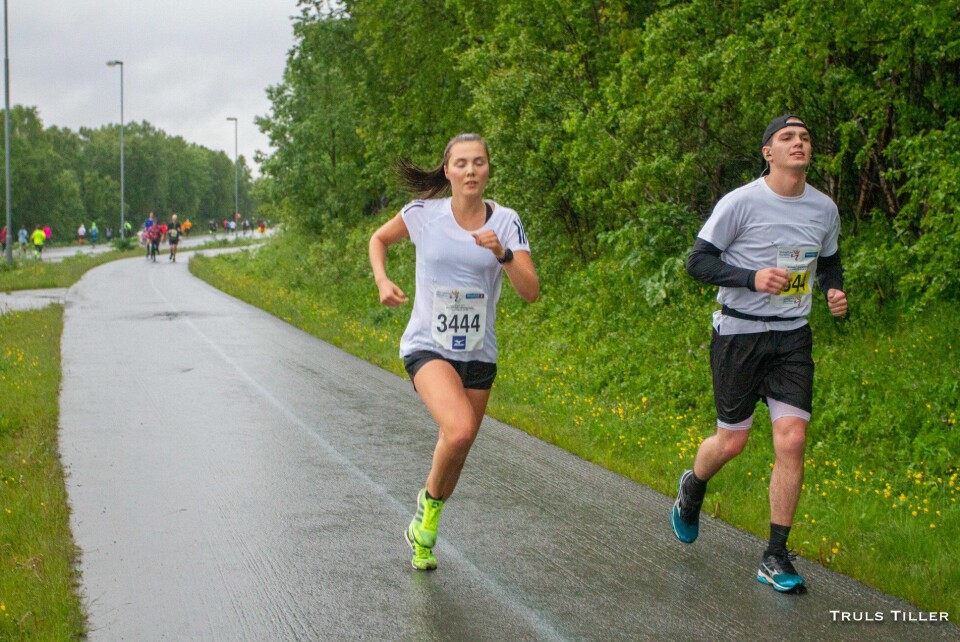 Ny folkefest i øsende regn under Midnight Sun Marathon HM Kvinner 1.jpg