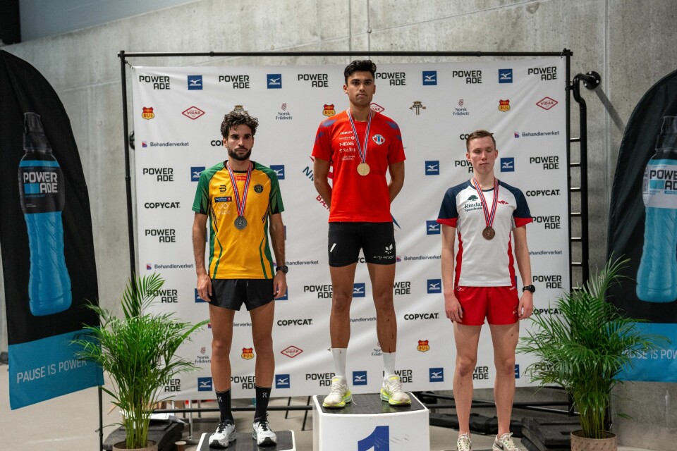 Seierspallen 3000 meter menn. Fra venstre: Jacob Boutera, gullvinner Kristoffer Sagli og Magnus Øyen. (Foto: Samuel Hafsahl) Seierspallen 3000 meter menn. Fra venstre: Jacob Boutera, gullvinner Kristoffer Sagli og Magnus Øyen. (Foto: Samuel Hafsahl)