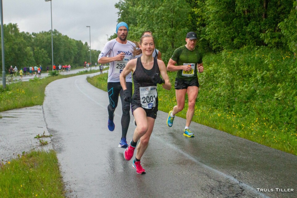 Ny folkefest i øsende regn under Midnight Sun Marathon HM Kvinner 2.jpg