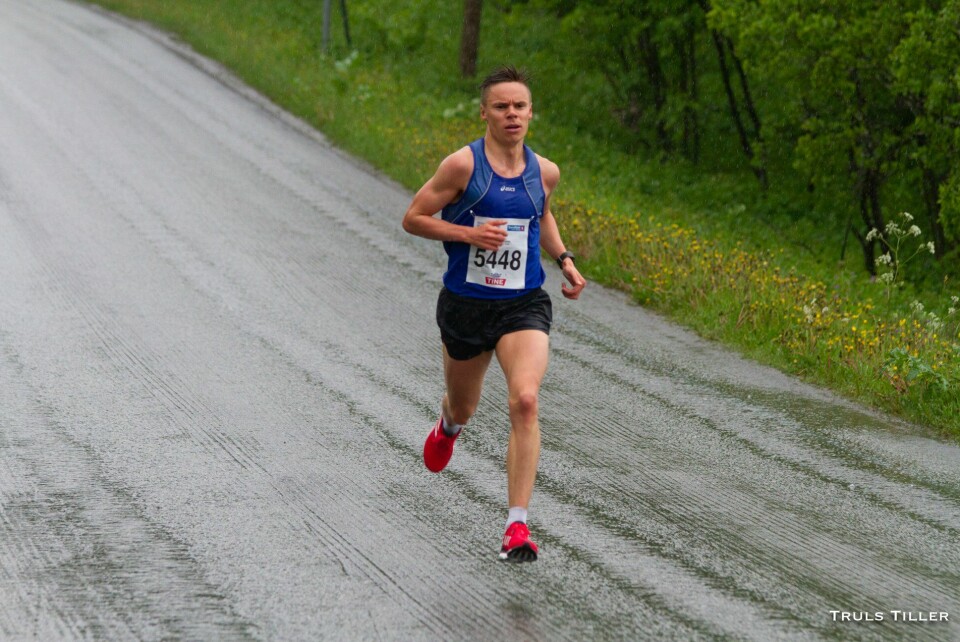 Ny folkefest i øsende regn under Midnight Sun Marathon 10KM Menn 1.jpg