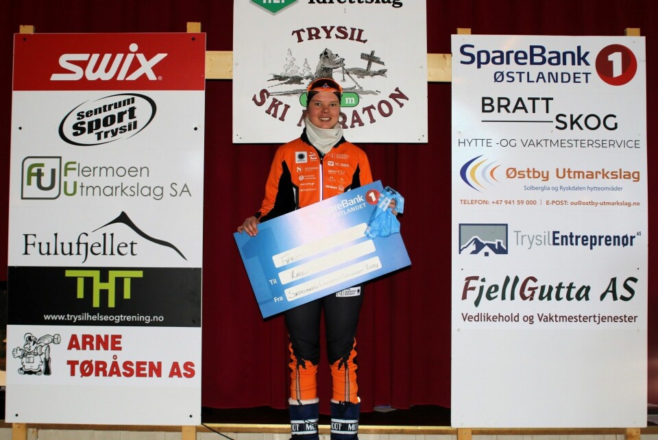 En fornøyd Karen Marie Håkonsen med sjekken på 10000 kr for sammenlagtseieren i langdistansecupen. (Foto: Rolf Bakken) En fornøyd Karen Marie Håkonsen med sjekken på 10000 kr for sammenlagtseieren i langdistansecupen. (Foto: Rolf Bakken)
