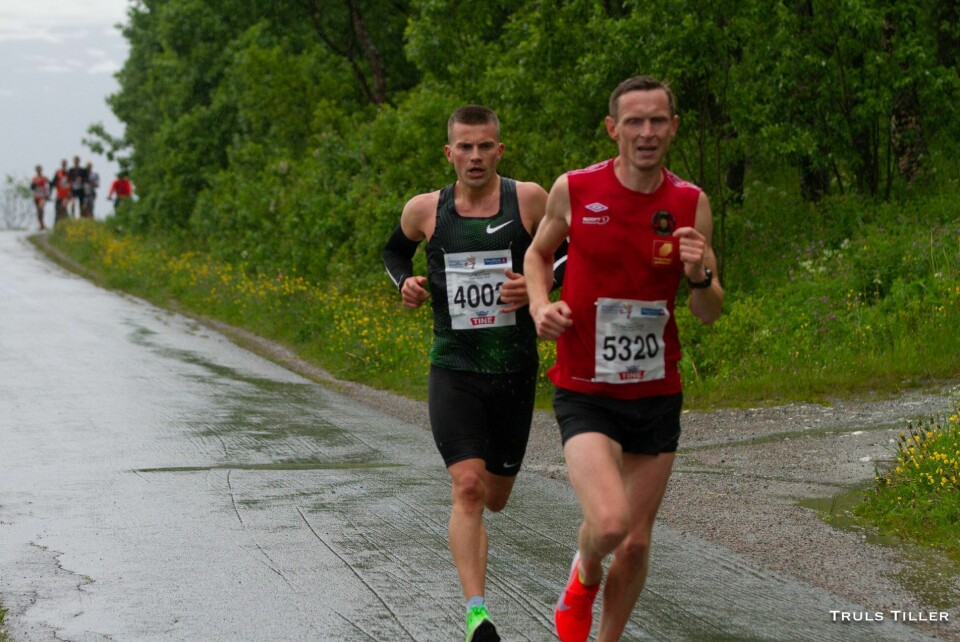 Ny folkefest i øsende regn under Midnight Sun Marathon 10KM Menn 2 og 3.jpg