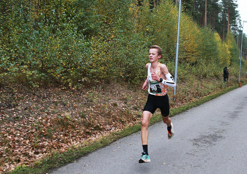 Vi ser Mikkel Bakken på vei mot 31.55 og norsk rekord i klasse 14-15 år under Hytteplanmila. (Foto: Kjell Vigestad) Vi ser Mikkel Bakken på vei mot 31.55 og norsk rekord i klasse 14-15 år under Hytteplanmila. (Foto: Kjell Vigestad)