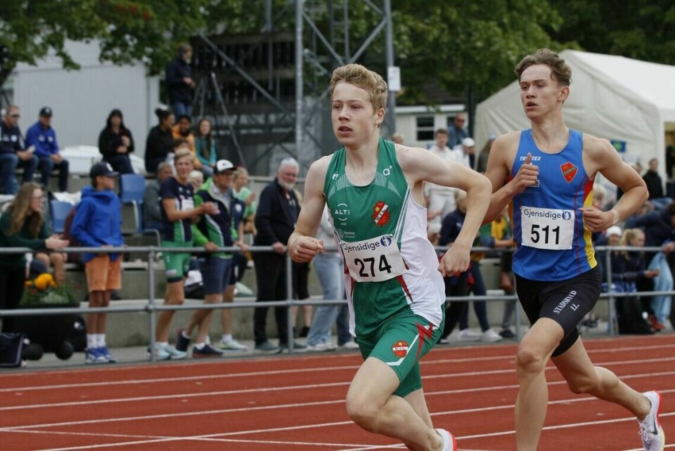 3 av 4 norske til finale på 3000 m menn og 3000 m hinder kvinner i U20-EM Håkon Moe Berg i føringen på 800 m med Sondre Svarholt i rygg. (Foto: Vestpress)