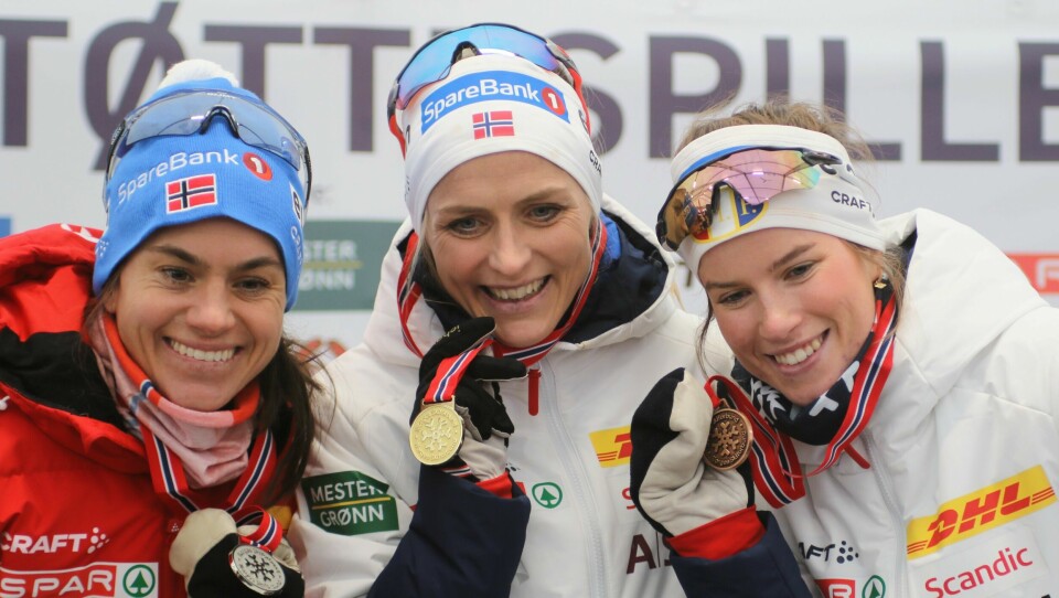 Blide NM-medaljører på 20 km med skibytte (fra v.): Heidi Weng, Therese Johaug og Kristine Austgulen Fosnæs. (Foto: Rolf Bakken) Blide NM-medaljører på 20 km med skibytte (fra v.): Heidi Weng, Therese Johaug og Kristine Austgulen Fosnæs. (Foto: Rolf Bakken)