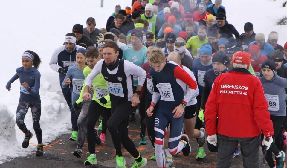 Starten har gått, kruttrøyken henger over løperne som stormer ut. (Foto: Arne Halvorsen) Starten har gått, kruttrøyken henger over løperne som stormer ut. (Foto: Arne Halvorsen)