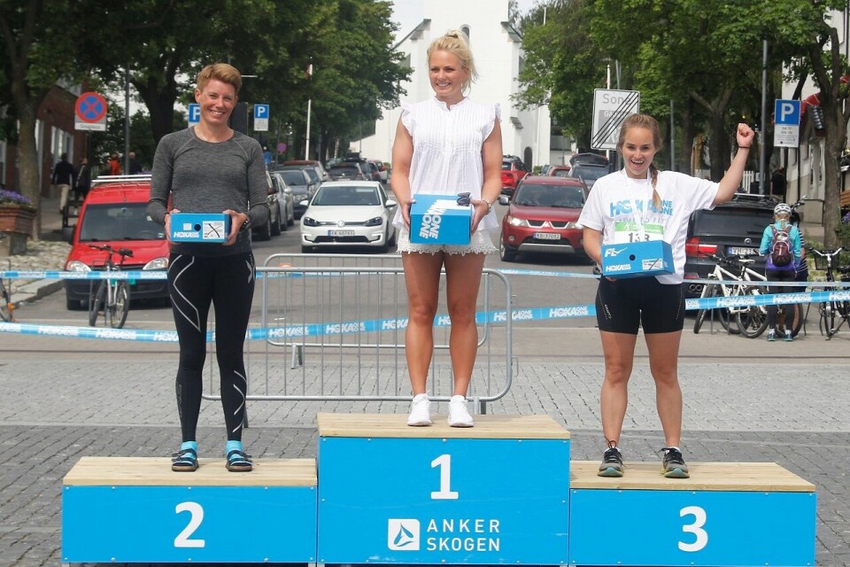 Marthe Kristine Hafsahl Karset på toppen av maratonpallen på Hamar foran toer Esther Innselset og treer Kristin Vardebakken. Marthe Kristine Hafsahl Karset på toppen av maratonpallen på Hamar foran toer Esther Innselset og treer Kristin Vardebakken.