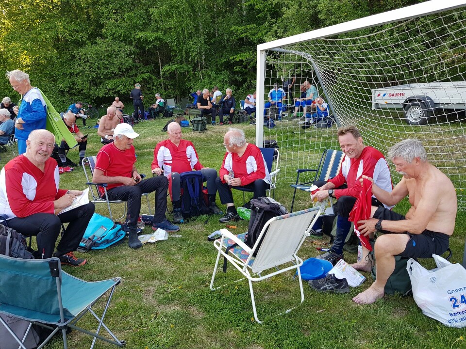 Sommervarmt bedrifts-o-løp i Furuberget Posten diskuterer l¢yper og koser seg i sola etter ent l¢p.jpg