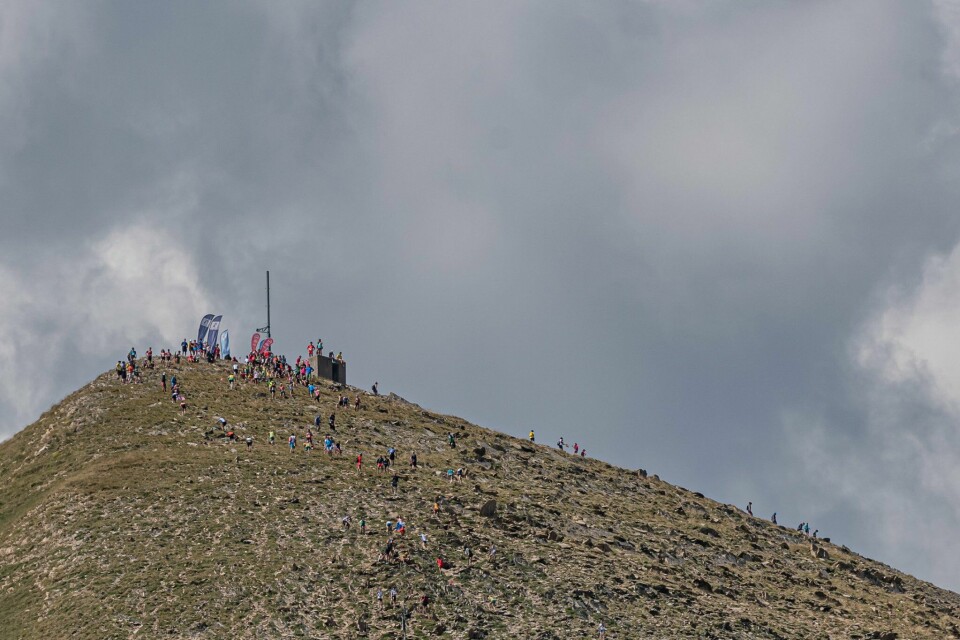 Gull og sølv til de norske jentene i ungdoms-VM i fjellløping i Andorra Toppen.jpg
